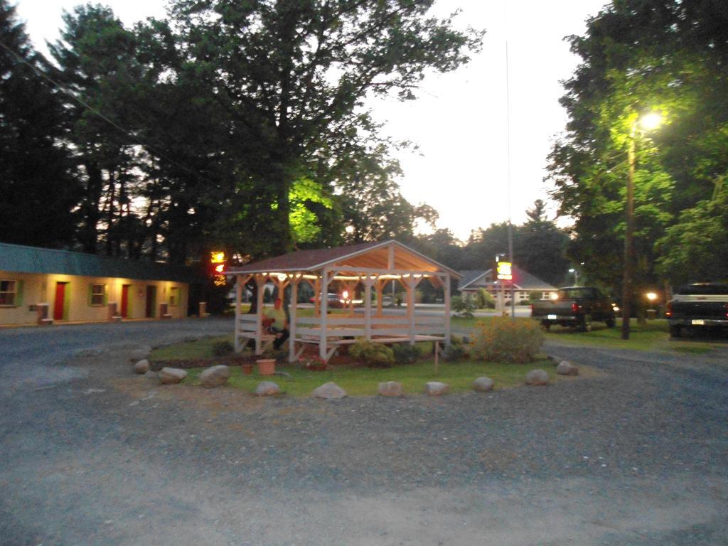 Flower Field Inn And Cottages Stroudsburg Exterior photo